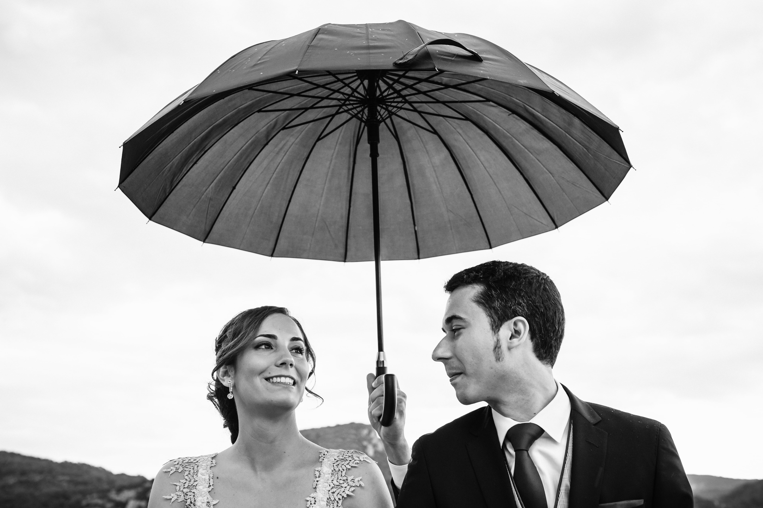 fotografia-boda-novios-paraguas-huesca-pirineos-liguerre